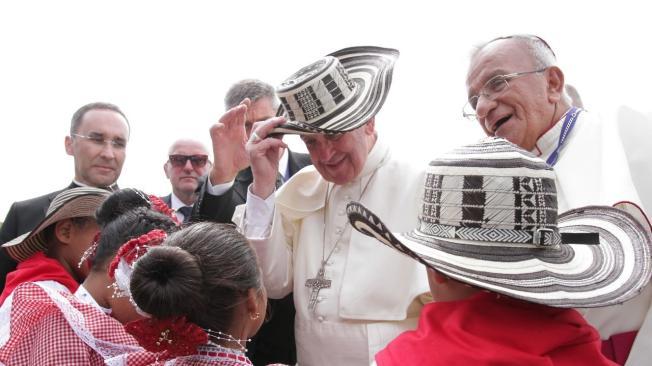 Los niños le regalaron el sombre vueltiao al sumo pontífice, a su llegada al aeropuerto de Cartagena.