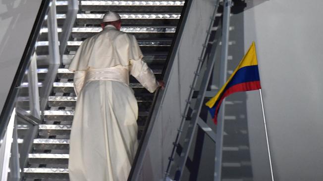A las 6:58 p. m., el papa Francisco se subió al avión de Avianca que lo llevará de regreso al Vaticano, donde estará aterrizando este lunes a las 5 a. m. (hora colombiana).