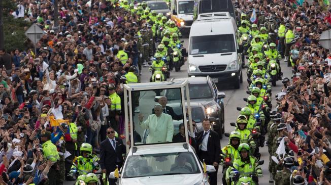 Despedida de Bogotá. Unas 700.000 personas salieron a la Calle 26, en Bogotá, para despedirse del papa Francisco, quien este domingo acabó su visita al país tras su paso por Cartagena.