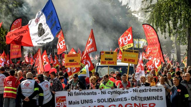 Sindicatos franceses lanzaron un día de huelgas y protestas contra las reformas laborales emblemáticas de Emmanuel Macron, su presidencia en la revisión de la economía lenta. Más de 180 protestas callejeras están planeadas a nivel nacional.