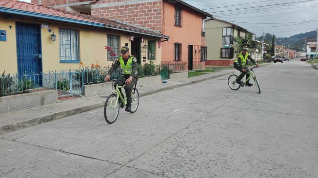 En La Ceja hasta la Policía se moviliza en bicicletas.