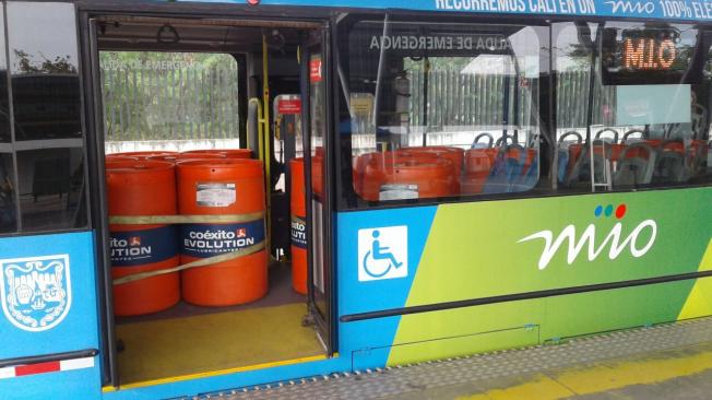 El bus ha hecho pruebas con canecas llenas de agua simulando el peso de los pasajeros