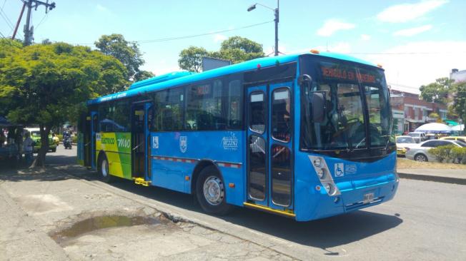El bus, a parte del característico azul, está pintado de colores ecoamigables.