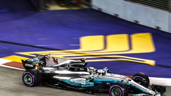El británico Lewis Hamilton, líder del campeonato, no tuvo un buen desempeño en su auto Mercedes y largará apenas en la quinta posición.