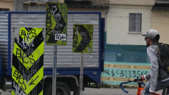Se estima que en Bogotá hay 275.936 señales de tránsito de las cuales cerca de 52.000 unidades de señales verticales de pedestal cuentan con reportes de averías, luego de su puesta en operación.