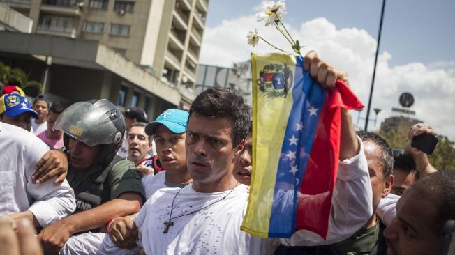 En septiembre de 2015, la justicia venezolana declaró al político opositor, Leopoldo López culpable, por incitación publica a la violencia en las manifestaciones antichavustas, y lo condenó a 13 años de cárcel.