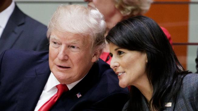 El presidente, Donald Trump y la la embajadora de EE.UU. ante la ONU, Nikki Haley, asisten a una reunión en la víspera de la celebración de su Asamblea General, en la sede de la ONU de Nueva York.