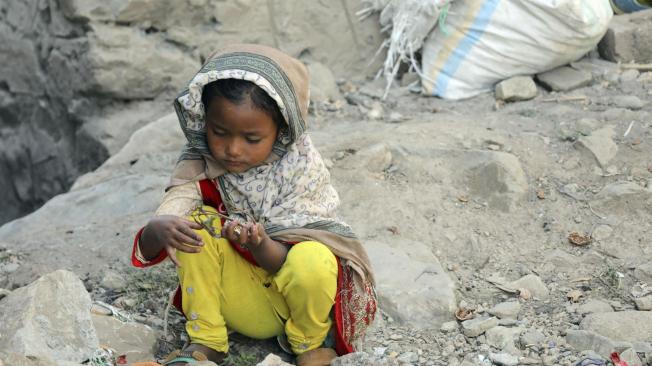 Una niña refugiada perteneciente a la minoría musulmana rohinyá juega en el exterior de un edificio de las afueras de Srinagar, la capital estival de la Cachemira india.