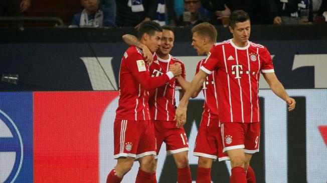 James Rodriguez celebvra con sus compañeros de equipos el segundo tanto en el partido que juega el Bayern Múnich sobre el Schalke.
