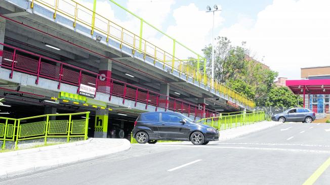 Tipos de parqueaderos como los de la Universidad Pontificia Bolivariana (UPB) de tres niveles y 1.000 celdas de parqueo son los que proponen construir en Medellín.