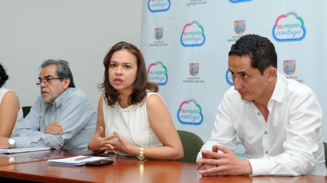 Luz Adriana Betancourt, secretaria de Cultura de Cali, junto los arquirtectos Gilberto Buitrago y Juan Carlos Cancino.