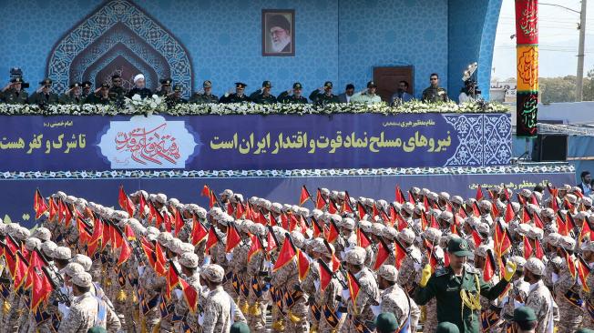 El presidente iraní, Hassan Rouhani, asistió a una multitudinaria marcha militar este viernes en Teherán.