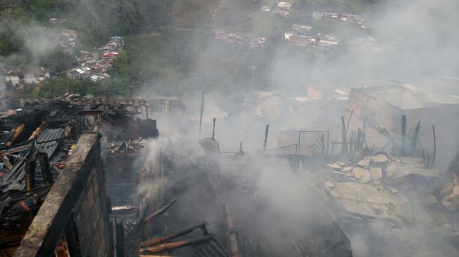 Así quedaron las viviendas, con sus enseres consumidos por las llamas. El sector donde se presentó el incendio está ubicado sobre la salida hacia el municipio de Neira (Caldas).