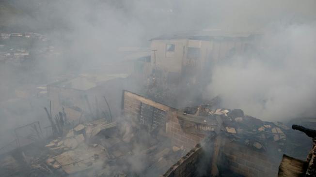 Así quedaron las viviendas, con sus enseres consumidos por las llamas. El sector donde se presentó el incendio está ubicado sobre la salida hacia el municipio de Neira (Caldas).