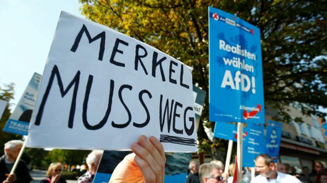 Seguidores del partido de ultraderecha alemán, Alternativa para Alemania, se manifiestan en apoyo a su candidatura para las elecciones federales de 2017, y sostienen carteles bajo la frase 'Merkel debe irse'.