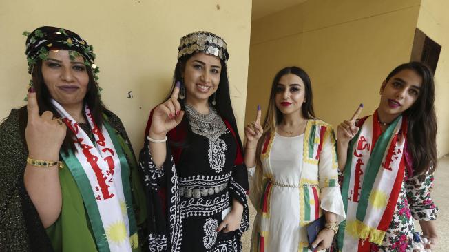 Mujeres kurdas muestran sus dedos marcados con tinta tras votar en el referéndum de independencia en un centro electoral en Erbil, en la región autónoma del Kurdistán iraquí.