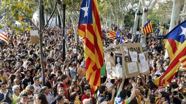Cientos de personas han protestado frente al Palacio de Justicia de Barcelona, para protestar por la detención de al menos 15 organizadores del referendo independentista.