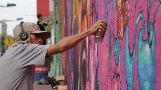 Los caleños se mostraron entusiasmados con el evento, que cerró en el Bulevar del Río con una muestra, de los elementos que componen la cultura hip – hop: break dance, rap, dj y mucho graffiti.