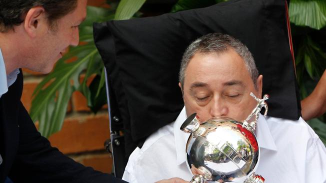 Luis Fernando Montoya recibió el trofeo de manos del presidente de la Conmebol, Alejandro Domínguez.