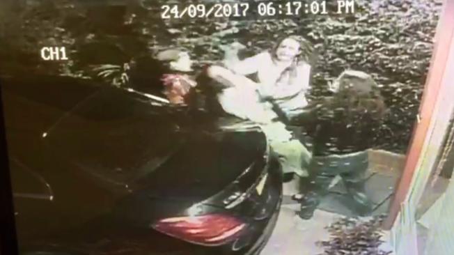 El video muestra el momento en el que la joven es atacada por sus vecinas.