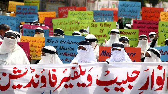 Cientos de personas participan en una protesta en contra de la violencia contra la etnia rohinyá en Birmania, en una movilización convocada en Karachi (Pakistán).