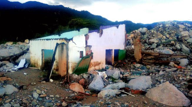 En Los Pinos todavía se ven muchas casas destruidas.