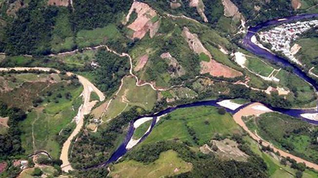 El crudo derramado por los ataques al oleoducto se expandió por los ríos Catatumbo y Cubugón.