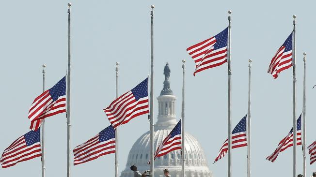 Con las bendaeras a media asta, Estados Unidos guarda luto por las víctimas del tiroteo en Las Vegas.