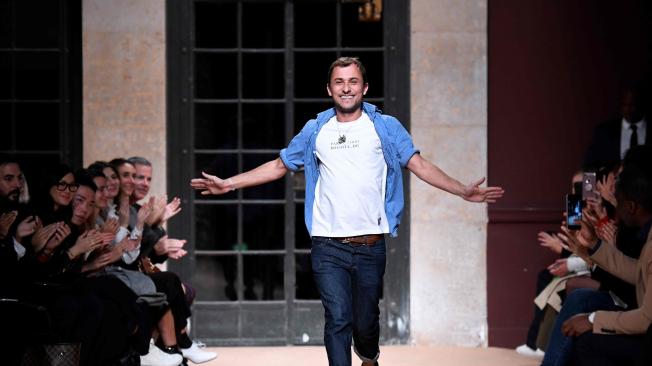Esteban Cortázar al finalizar su desfile en la semana de la moda de París.