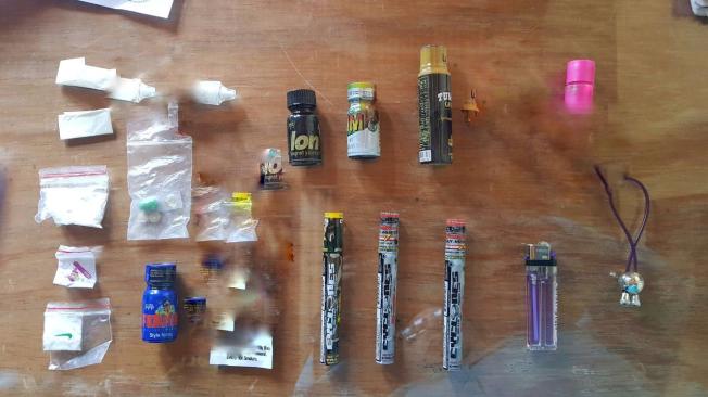 La Policía encontró en el maletín del profesor diferentes tipos de drogas como coca, popper y  marihuana, que al parecer, eran vendidos a los menores de edad.