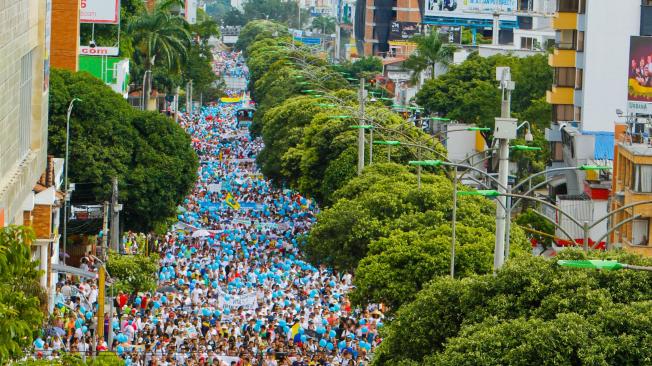 A las 2:00 p.m. en punto, tal y como estaba previsto, cientos de personas empezaron a caminar por la carrera 27 de Bucaramanga.