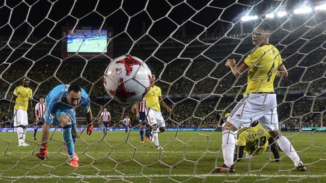 El arquero David Ospina en el momento en el primer gol de Paraguay contra Colombia.