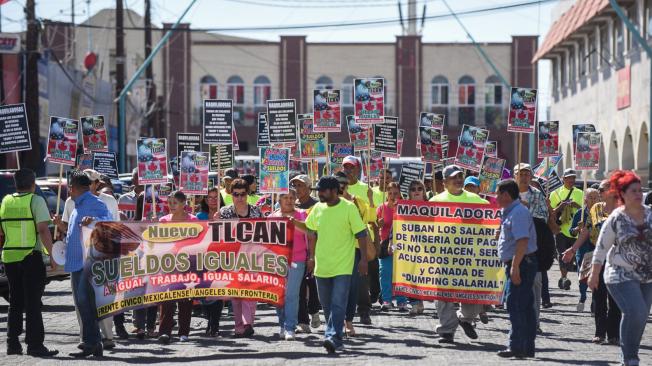 Un grupo de mexicanos se manifestó para reclamar al Gobierno que, aprovechando la coyuntura de la negociación del Tratado de Libre Comercio de América del norte (TLCAN), se apruebe una subida del salario mínimo.