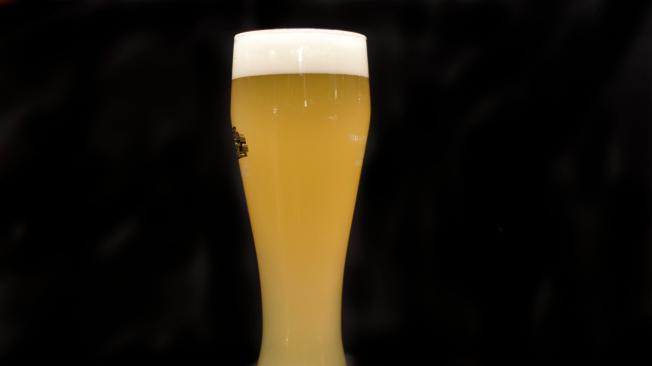 Vaso Weizen: Su nombre significa trigo en alemán. Este tipo de vaso tiene en la base una forma estrecha que se redondea y ensancha hacia la parte superior, lo cual permite controlar la espuma de las cervezas.