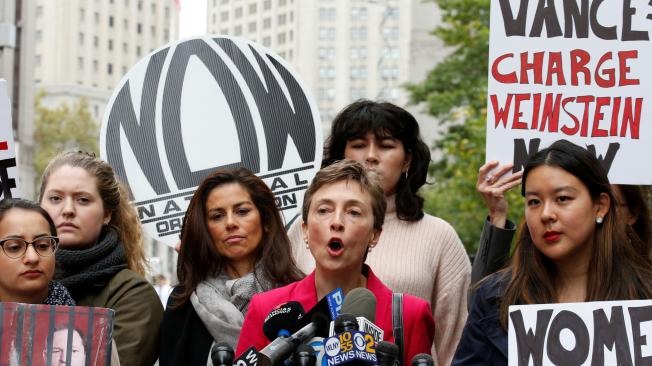 Varias mujeres han hecho manifestaciones en contra de Harvey Weinstein, aunque algunas han ido más allá al exigir “un juicio por sus crímenes”.