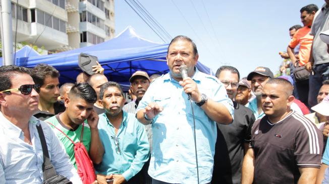 Andrés Velásquez (C), candidato opositor a la gobernación del estado Bolívar lideraba el conteo de votos a menos de 4 % del final del escrutinio y apareció como perdedor este martes.