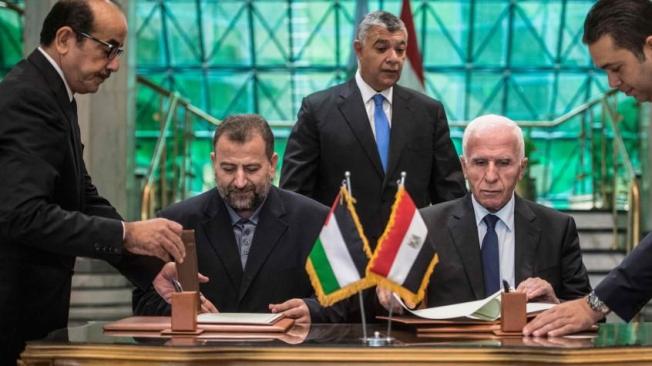 El 12 de octubre. el líder del movimiento islamista Hamás, Saleh al Aruri (izquierda) y el miembro palestino del comité central de Al Fatah, Azam al-Ahmed (derecha) , firmaron el acuerdo de reconciliación.