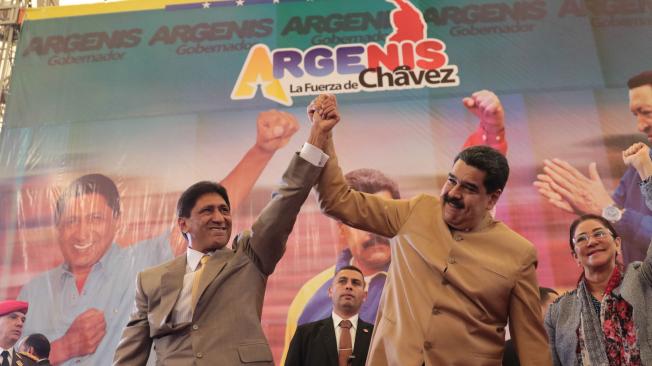 Nicolás Maduro durante el juramento del gobernador electo del estado Barinas, Argenis Chávez.
