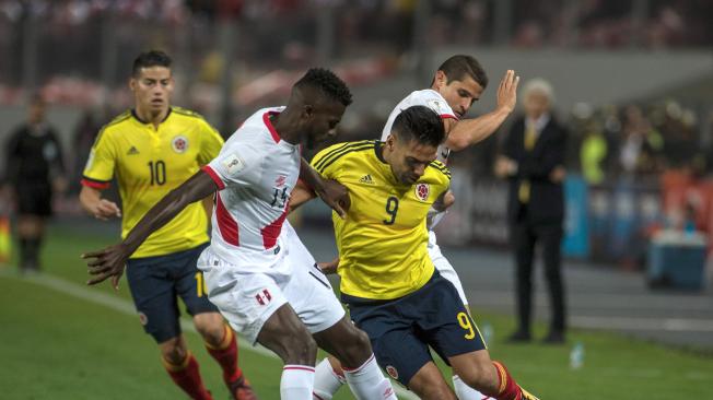 Radamel Falcao García (9) lucha con Christian Ramos, en el 1-1 entre Perú y Colombia, el pasado 10 de octubre.