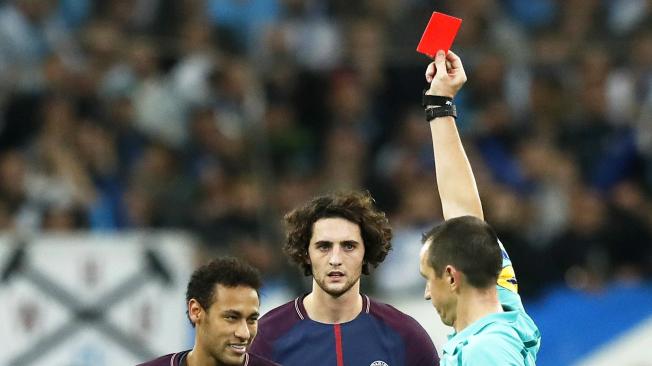 Neymar ve la tarjeta roja.
