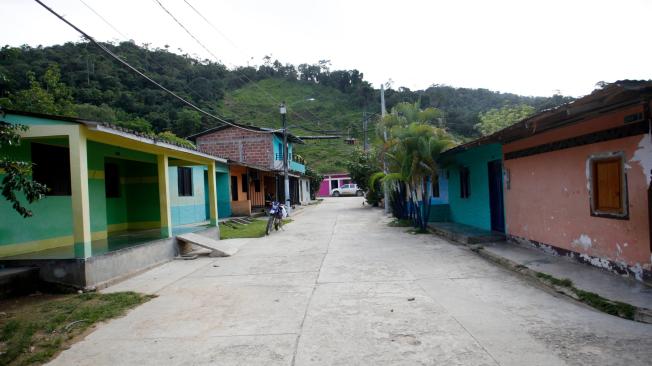 El pueblo de unos 3.000 habitantes tiene como símbolo de la tragedia el Barrio Nuevo, donde sus casas coloridas se erigieron donde el Eln dejó solo cenizas.