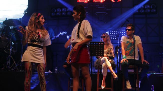 En la escena, las actrices traen a la vida la historia de dos adolescentes paisas que viajan a Bogotá para un concierto.