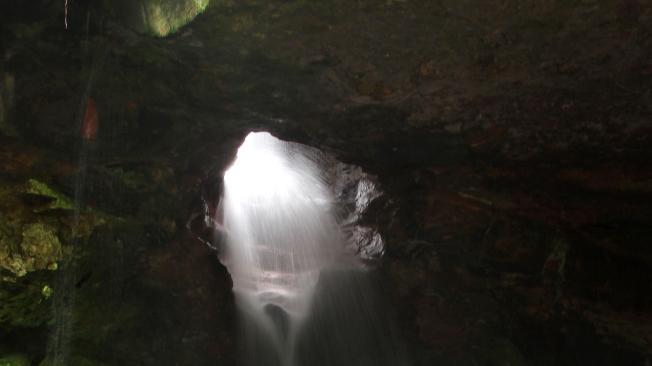 La cascada del Ojo de Dios tiene 35 metros. Se puede hacer torrentismo.