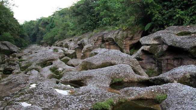 Por el cañón del Mandiyaco atraviesa el río Manda, que desemboca en el río Caquetá.