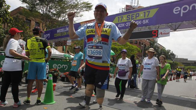 José Aldolfo Herrera, de 52 años, lleva 25 años corriendo maratones.