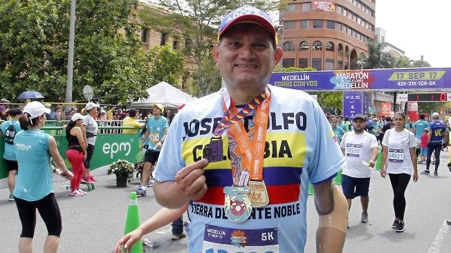 José Aldolfo Herrera, de 52 años, lleva 25 años corriendo maratones.