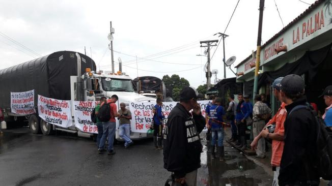 Decenas de campesinos dedicados a la siembra de la coca bloquearon algunos tramos viales al norte y al occidente de Norte de Santander.