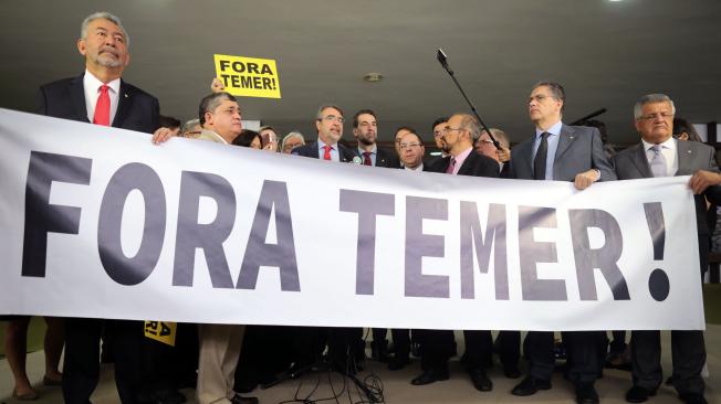 Congresistas opositores manifiestan su oposición al gobierno de Temer y los escándalos por corrupción que lo involucran.