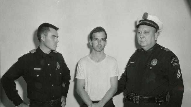 Lee Harvey Oswald  fue asesinado dos días después de matar a Kennedy por el dueño de un club nocturno, Jack Ruby, mientras era escoltado por policías