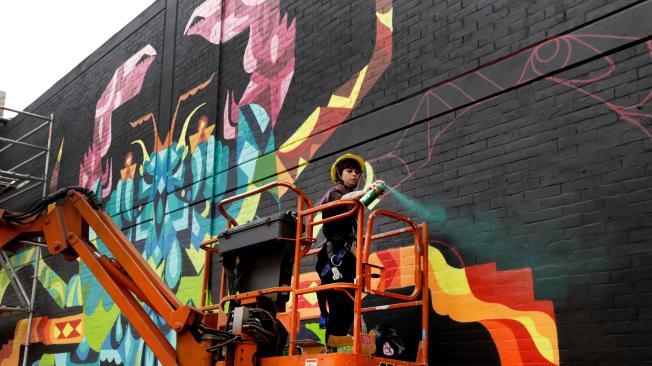 Murales y graffitis fueron pintados en 18 paredes de la fábrica de Postobón. 21 artistas participaron en la jornada, durante cinco días. Así lucen hoy.